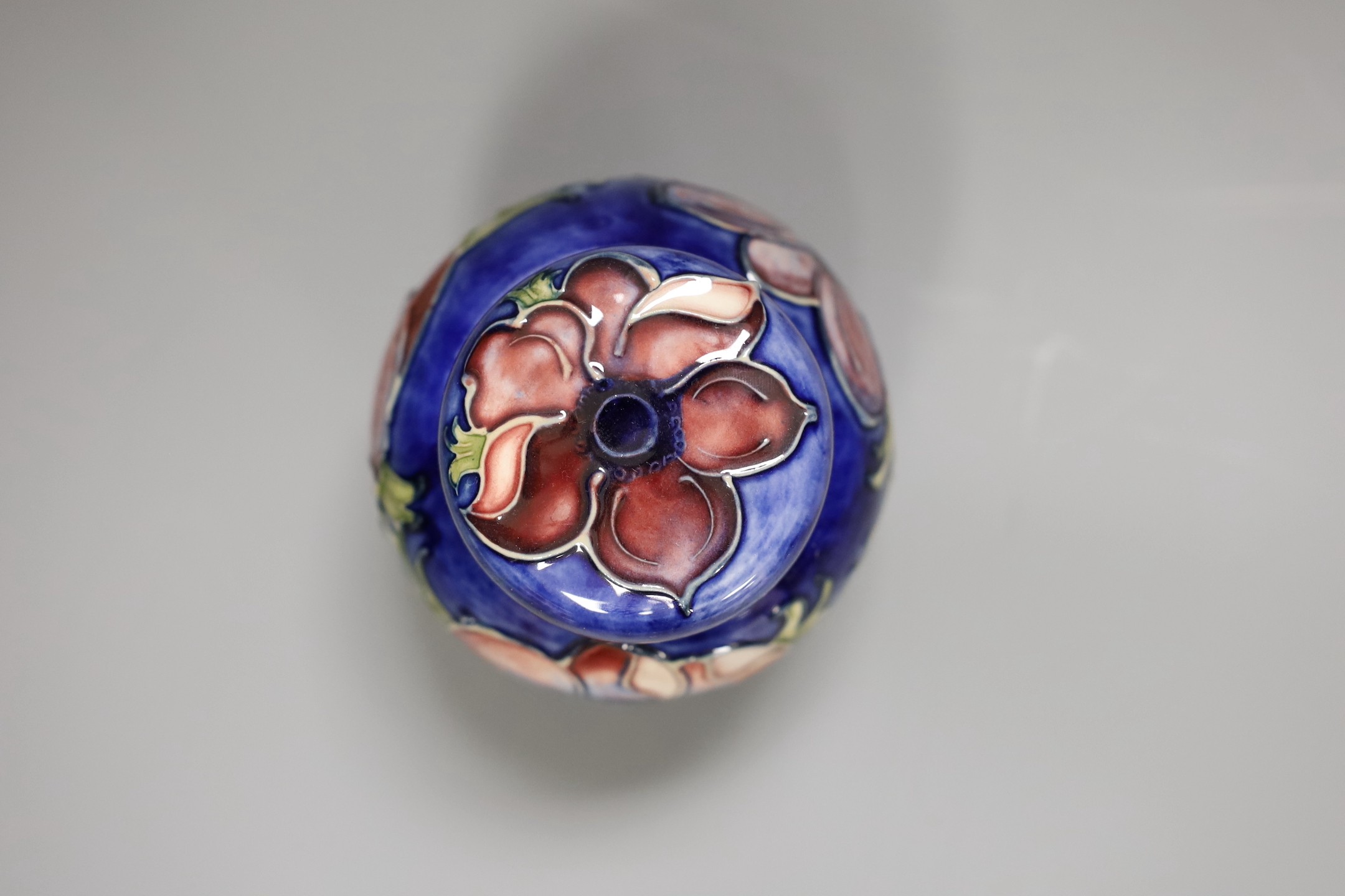 A small Moorcroft anenome ginger jar and cover, 10cm
